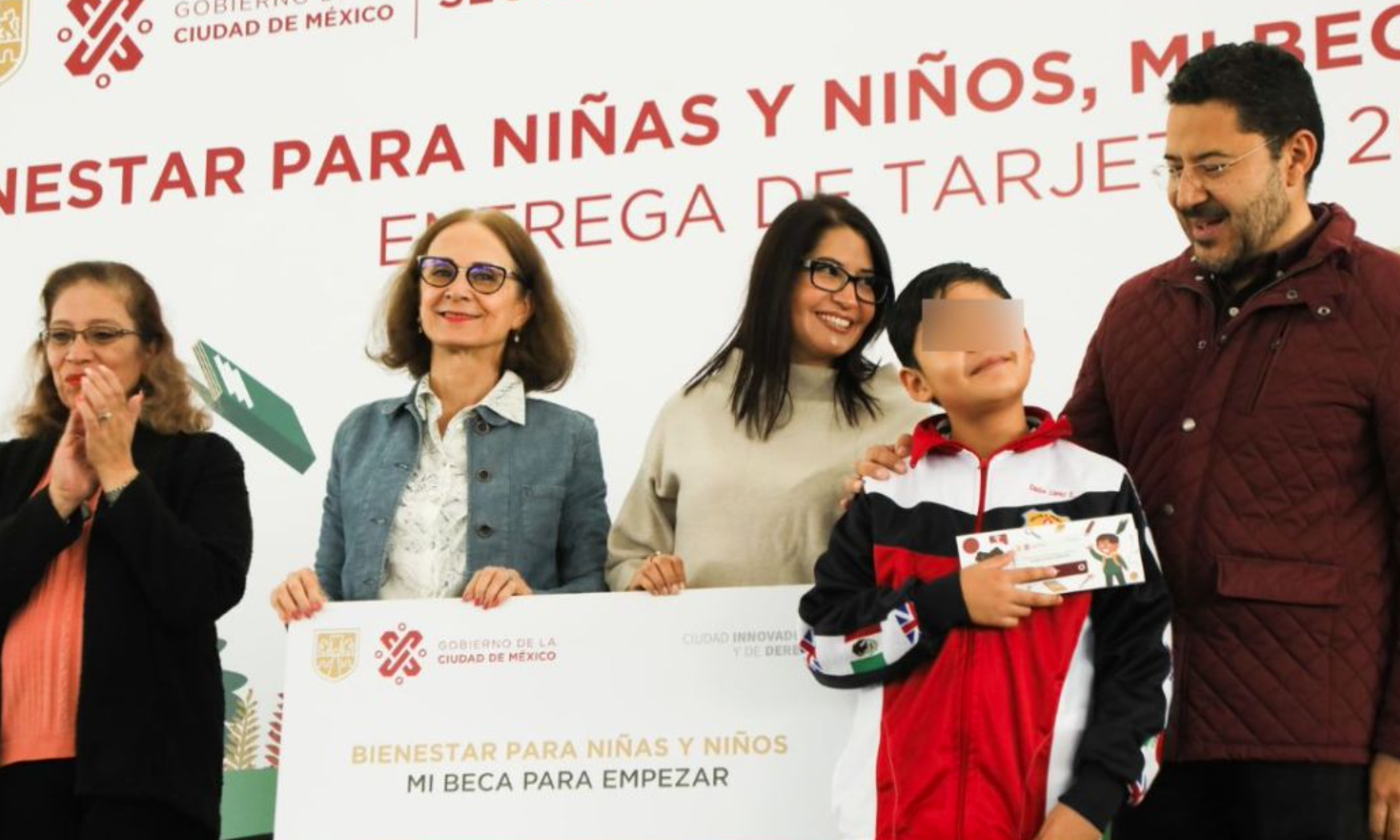 Batres entrega 20 mil becas a estudiantes de CDMX